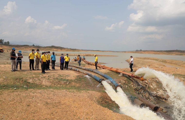 สูบน้ำลงท่อส่งน้ำที่เขื่อนดินช่องเขาขาดช่วยผู้ประสบภัยแล้ง