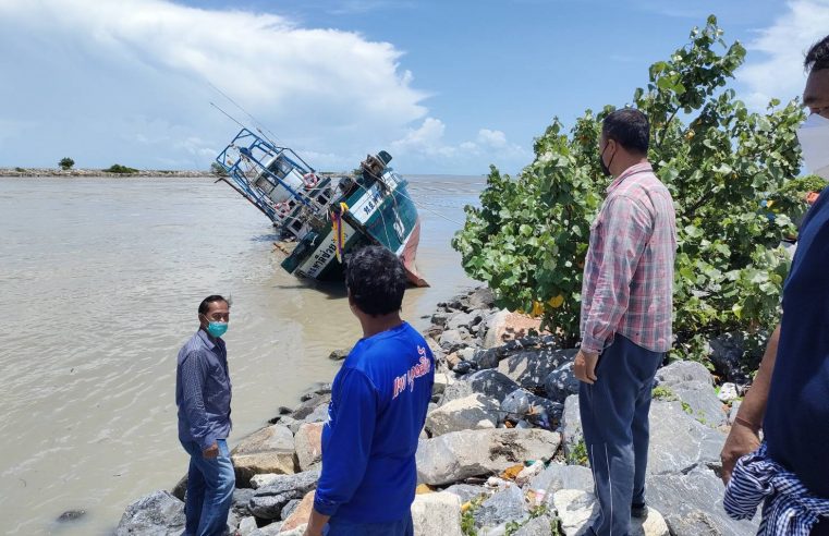 น้ำป่าซัดเรือประมงจากแพไปลอยอยู่ปากอ่าวเสียหายหนัก