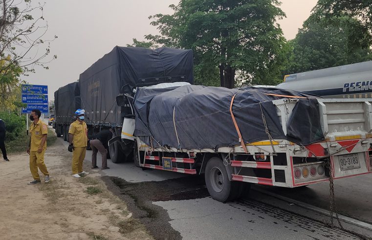 รถหกล้อชนท้ายรถบรรทุกพ่วงดับสองราย