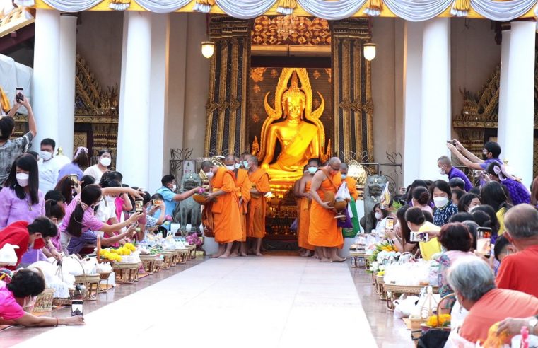 ตักบาตรรับอรุณ เสริมบุญบารมีหน้าวิหารพระพุทธชินราช