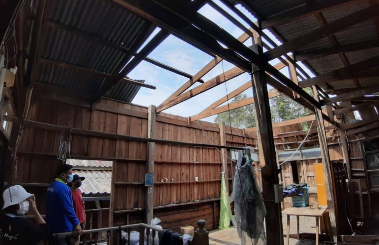 เมืองสองแควพายุฤดูร้อนถล่มบ้านพังเสียหายหลายพื้นที่