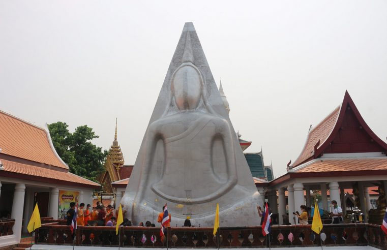 สงกรานต์สรงน้ำพระบรมสารีริกธาตุและพระนางพญาองค์ใหญ่