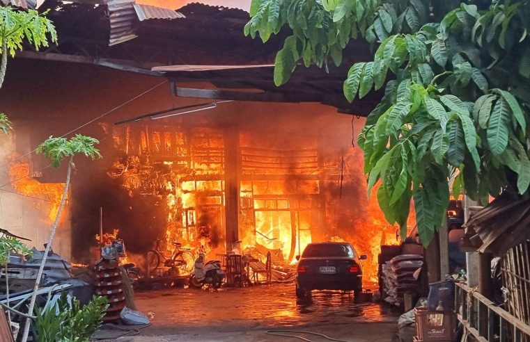 ไฟไหม้โกดังเก่าลามบ้านพักหลังเทศบาลวังทอง