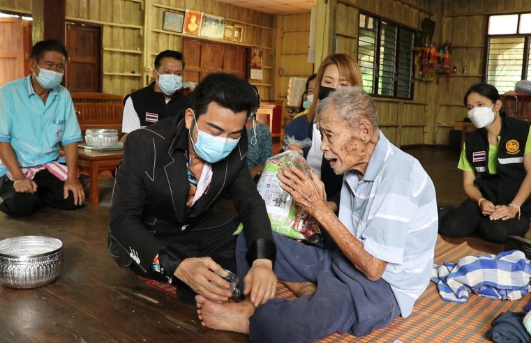 รดน้ำขอพร “ปู่ทวดบุญนัก” อายุ 104 ปี