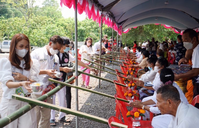 ไอเดียเก๋..! เทศกาลสงกรานต์วัดดังทำไม้ไผ่รางรดน้ำผู้สูงอายุยุคโควิด