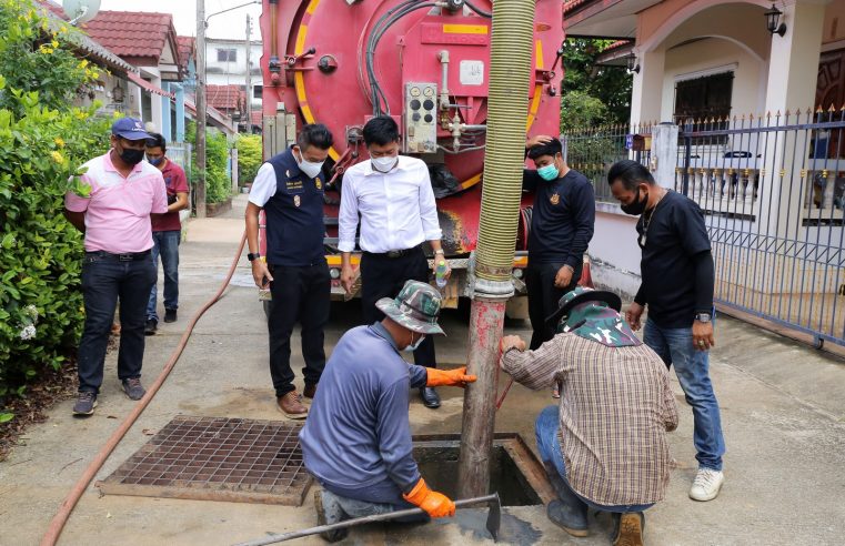 อบจ.พิษณุโลกช่วยแก้ปัญหาท่อระบายน้ำอุดตัน