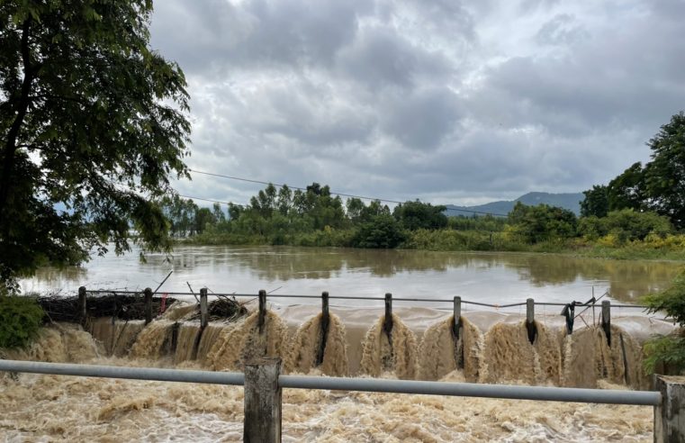 ฝนตกหนักน้ำเอ่อล้นท่วมหลายหมู่บ้านที่เนินมะปราง