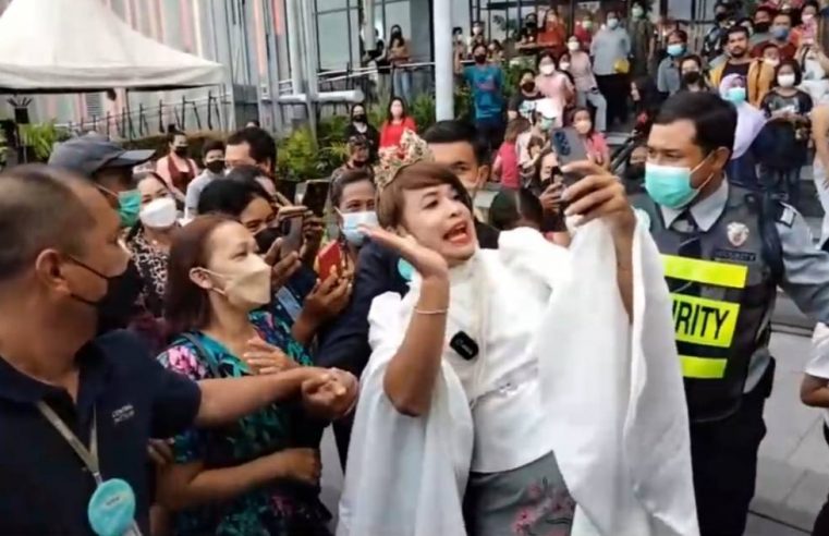 ห้างแทบแตก! “จุรี” โผล่โชว์ตัวงานแถลงข่าวมิสแกรนด์ 2023 เมืองคอน