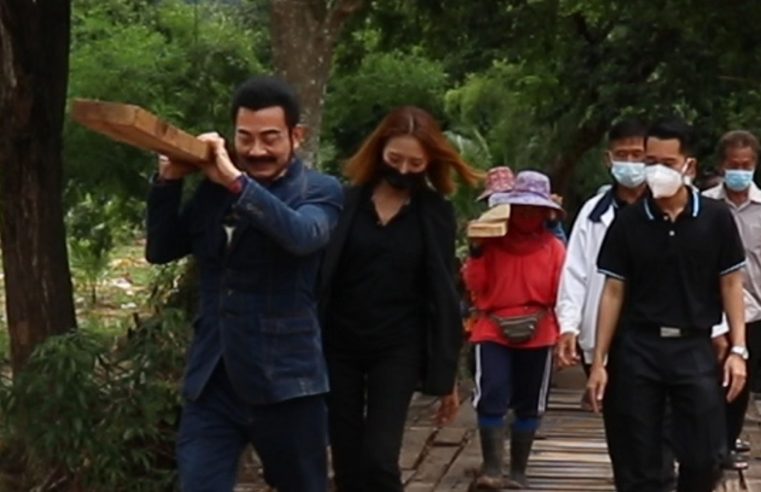 “ศรัณย์วุฒิ” ร่วมสร้างสะพานไม้เยี่ยมให้กำลังใจประชาชนในพื้นที่