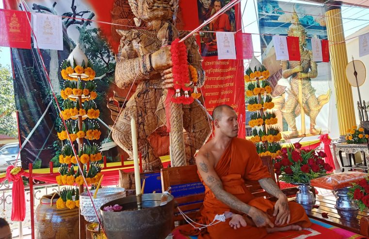 สร้างท้าวเวสสุวรรณแกะจากต้นจันทร์คู่บารมีหลวงปู่ทองดำ ฐิตวัณโณ