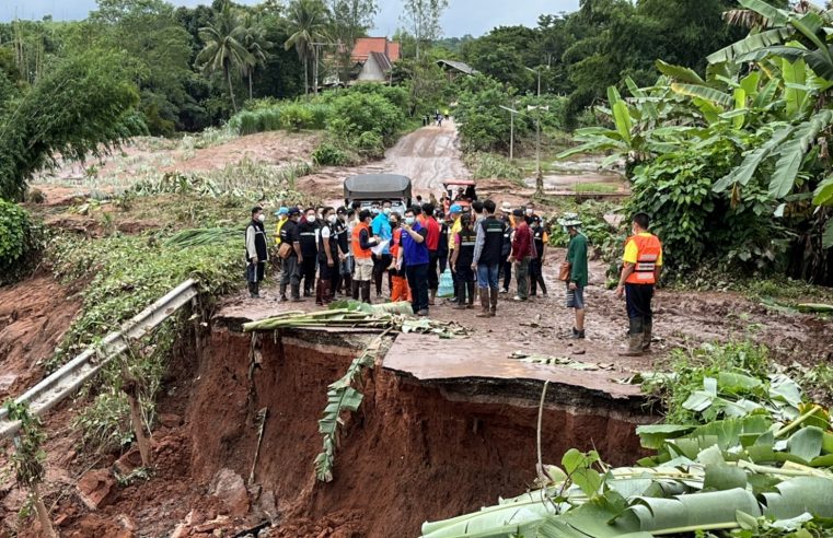 น้ำไหลหลากท่วม 2 อำเภอแถมซัดถนนขาด