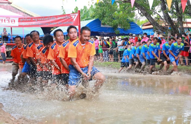 งานบุญเดือนสิบปิดทองหลวงพ่อปั้นแข่งขันเรือบกประจำปี 2565