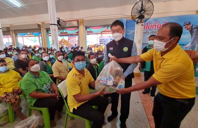 อธิบดีฯ มอบถุงยังชีพช่วยเหลือสมาชิกสหกรณ์ที่พิษณุโลก