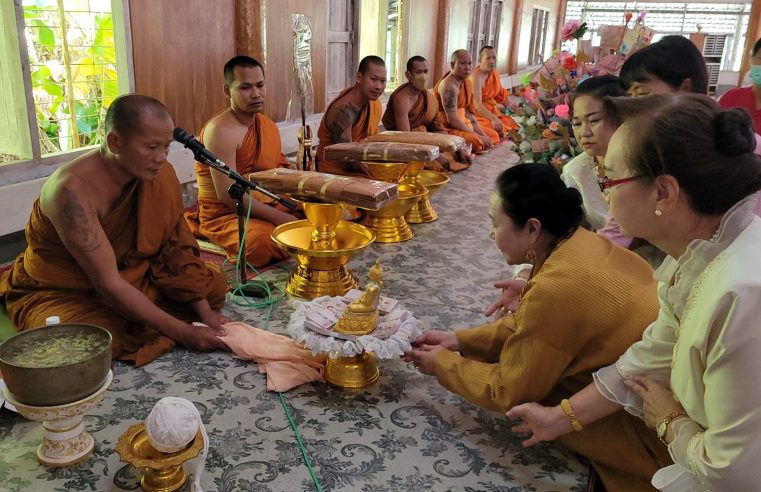 วัดพระยายมราชจัดงานทอดกฐินสามัคคีชาวบ้านแห่ขอหวย “หลวงพ่อตุ๊เจ้าป่า”