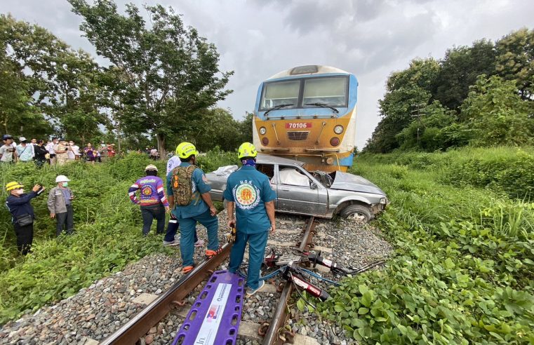 ม้าเหล็กขยี้เก๋งขับตัดหน้าคนขับตายคาซากรถ