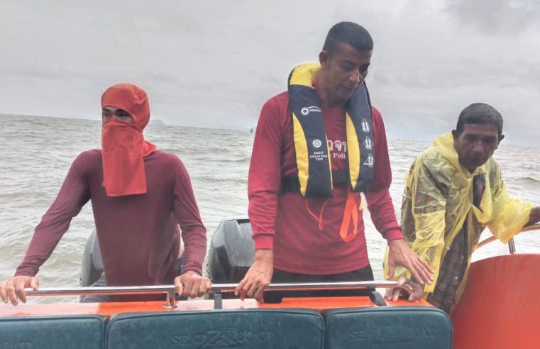 คลื่นซัดเรือประมงอับปางกลางทะเลสองลูกเรือรอด