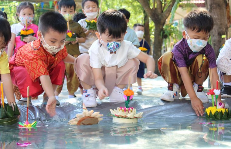 สีสัน “เซนต์พอล” จัดกิจกรรมให้หนูน้อยลอยกระทงในสระน้ำสืบสานประเพณีไทย