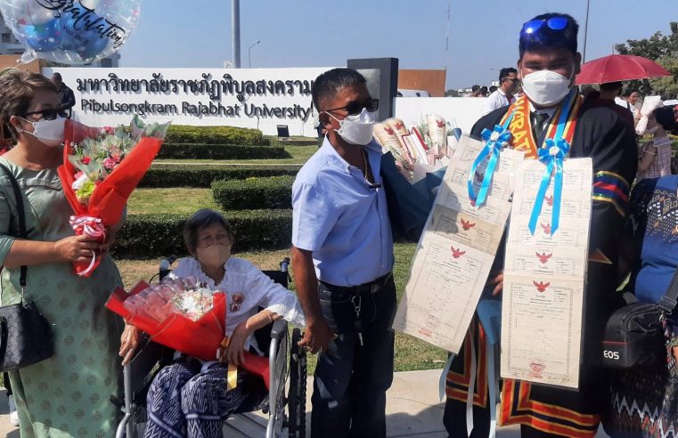 พ่อสายเปย์ทุ่ม 20 ล้านบาทแสดงความยินดีลูกชายคนเดียวรับปริญญา