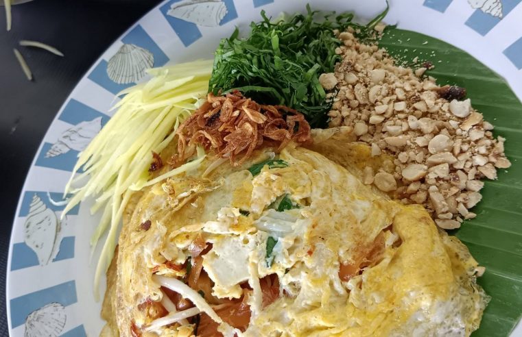 ชวนชิมผัดไทยบ้านเจ้าอร่อยถูกปากที่อำเภอวังทอง