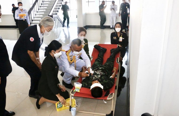 น้อมรำลึก “รัชกาลที่ 9” มทภ.3 นำตักบาตรพระบริจาคโลหิตวันพ่อแห่งชาติ