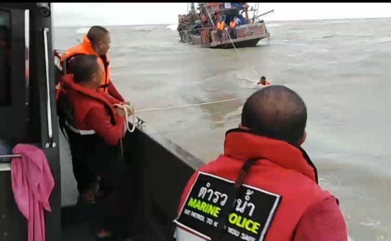 เรือประมงล่มกลางอ่าวไทย เหตุคลื่นลมแรง