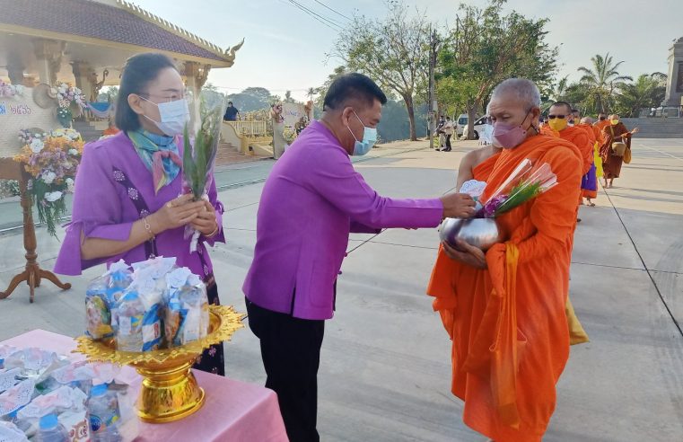 ผู้ว่าฯ อุตรดิตถ์นำประชาชนตักบาตร ข้าวสาร อาหารแห้ง วันขึ้นปีใหม่ 2566
