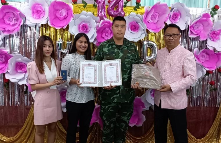 คู่รักจับบัตรคิวแต่เช้าจดทะเบียนสมรสวันแห่งความรักคึกคัก