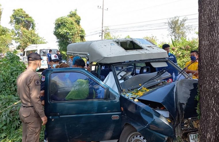 สลดพ่อเฒ่าขับรถกระบะชนต้นไม้ข้างทางเสียชีวิต