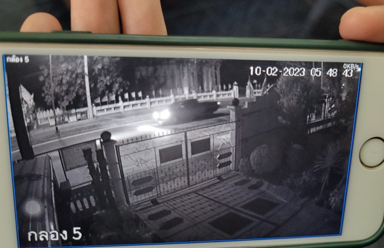 แจ้งตำรวจล่ารถกระบะชนท่อเมนน้ำประปาแตกรั้วโรงเรียนพังแล้วหลบหนี