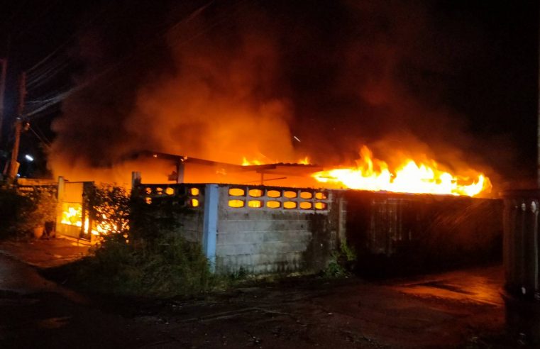 ไฟไหม้บ้านวอดทั้งหลังยายพิการกับหลานชายรอดหวุดหวิด