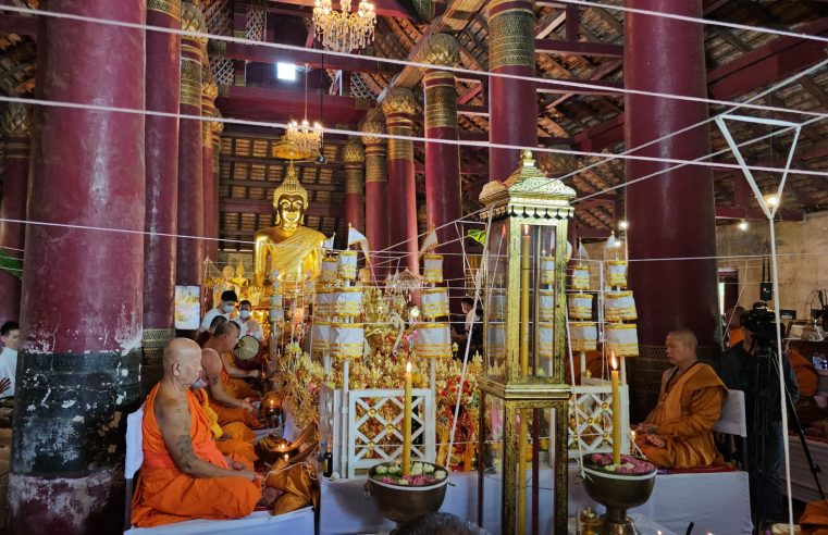 ชาวไต้หวันนิมนต์เกจิดังปลุกเสกวัตถุมงคลพร้อมแจกข้าวสารให้กับชาวเมืองสองแคว