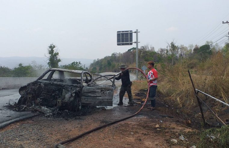 พ่อเฒ่ากลับจากงานเลี้ยงรุ่นขับรถเก๋งกลับบ้านไฟลุกไหม้เสียหายทั้งคัน