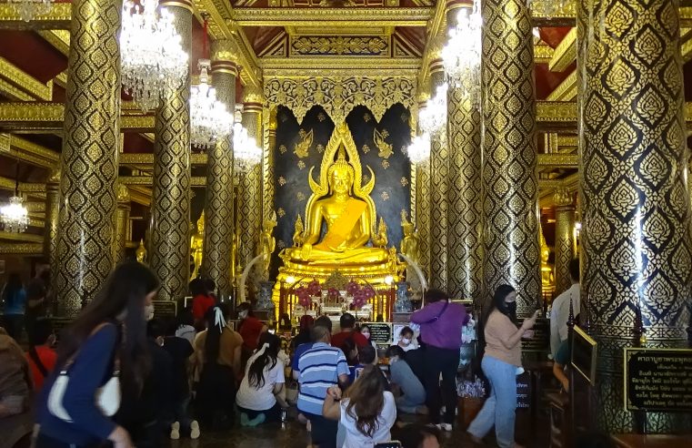 นักท่องเที่ยวแห่กราบไหว้ทำบุญพระพุทธชินราช
