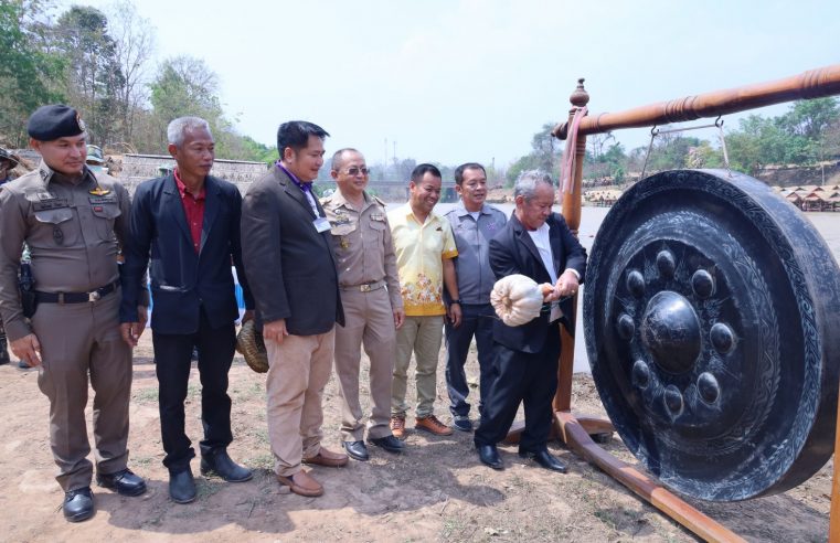 แพลมเป็ดเหลืองถูกลมพายุหอบขณะมีพิธีเปิดกิจกรรมท่องเที่ยว “นั่งแพ  แลน้ำ”