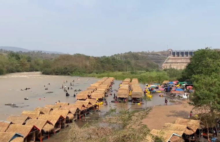 พิษณุโลกร้อนจัดจุดเล่นน้ำหน้าเขื่อนแควน้อยฯ คึกคัก