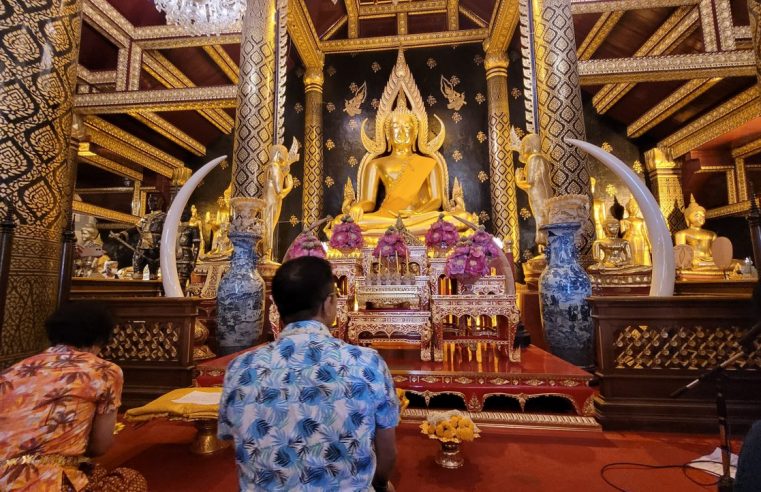 ทำบุญตักบาตรปล่อยปลาถวายห่มผ้าพระพุทธชินราช