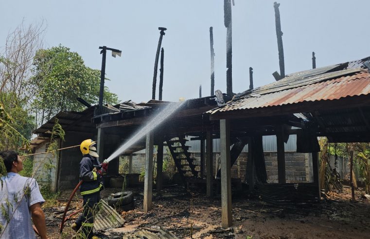 ร้อนจัดไฟไหม้บ้านคาดไฟฟ้าลัดวงจรจากสายไฟเก่า
