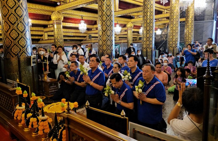 ลุงตู่กราบขอพรพระพุทธชินราช สมเด็จพระนเรศวรฯ และศาลหลักเมือง