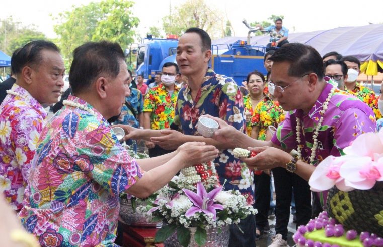 อบจ.อุตรดิตถ์จัดทำบุญรดน้ำดำหัวขอพรผู้บริหาร