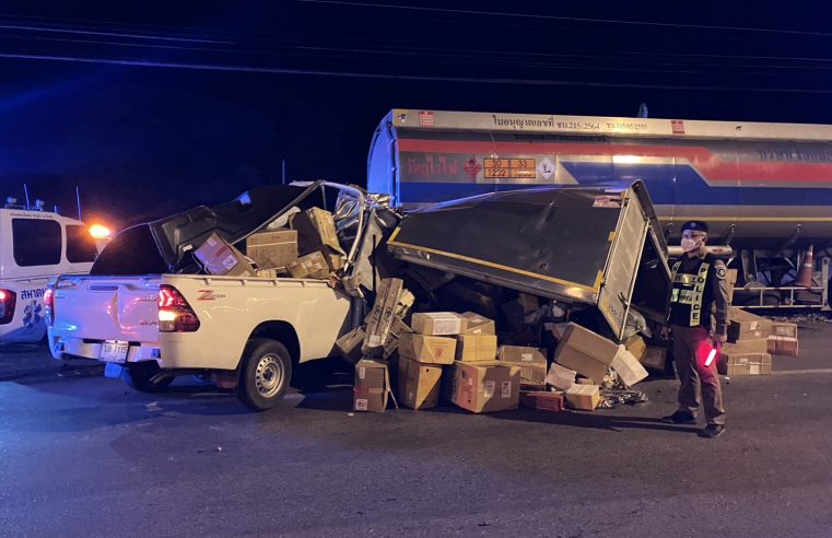 หนุ่มใหญ่ขับรถกระบะหลับในชนท้ายรถเทเลอร์จอดข้างทางบาดเจ็บ