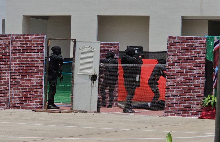 “บิ๊กอ้อ” ชมการสาธิตยุทธวิธีการระงับเหตุของ ตร.ภ.จ.พิษณุโลก