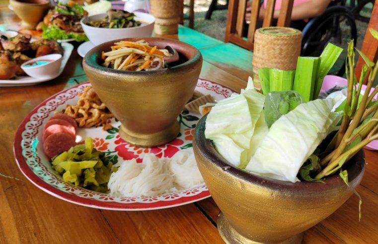 ชิมอาหารอีสานตามฤดูกาลส้มตำรสแซ่บเสิร์ฟทั้งครกที่ร้านเศรษฐีครกทอง