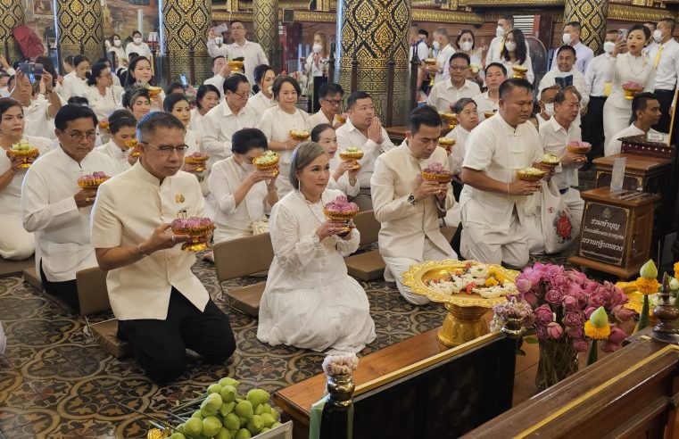 ถวายดอกบัวเป็นพุทธบูชา 666 ปีพระพุทธชินราช