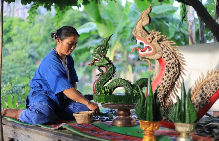 ชาวบ้านมุงสร้างสรรค์ทำบายศรีพญานาคด้วยใบตองในท้องถิ่น