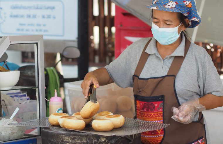 ขนมปังปิ้งเตาถ่านหอมกรุ่นอร่อยเด็ดไส้ทะลักราคา 10 บาท