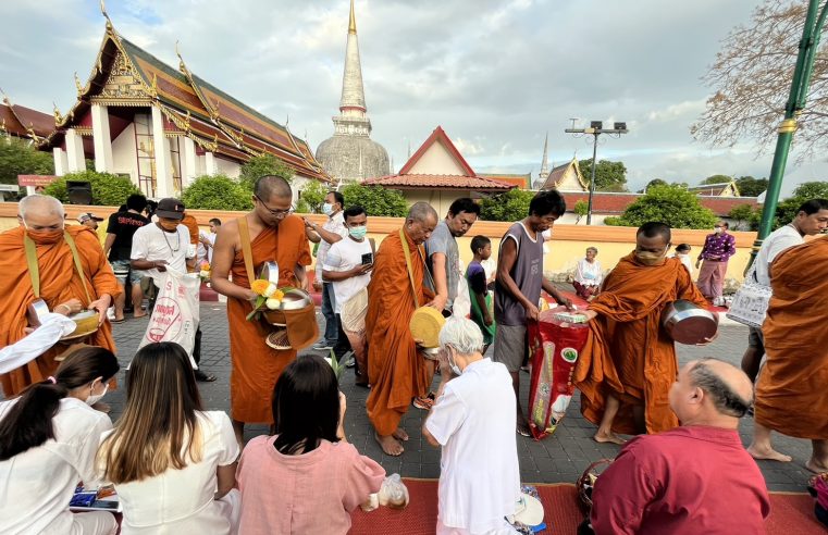 ตักบาตรยามเช้าสืบสานประเพณีสร้างอัตลักษณ์เมืองคอน