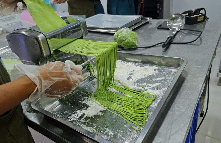 “บะหมี่ผักปลัง” จากผักพื้นบ้านริมรั้วสู่สินค้าเพื่อคนรักสุขภาพ