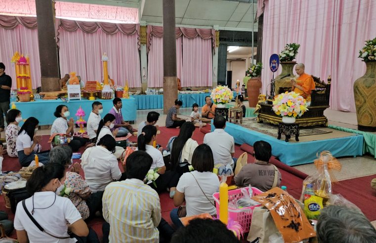 พุทธศาสนิกชนเข้าวัดทำบุญวันอาสาฬหบูชา