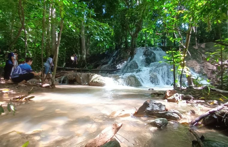 ชมน้ำตกขุนห้วยเทินหน้าฝนในป่าเขาหินปูนที่บ้านมุง