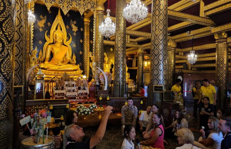 ต้อนรับนักท่องเที่ยวชาวยุโรปกราบสักการะพระพุทธชินราช
